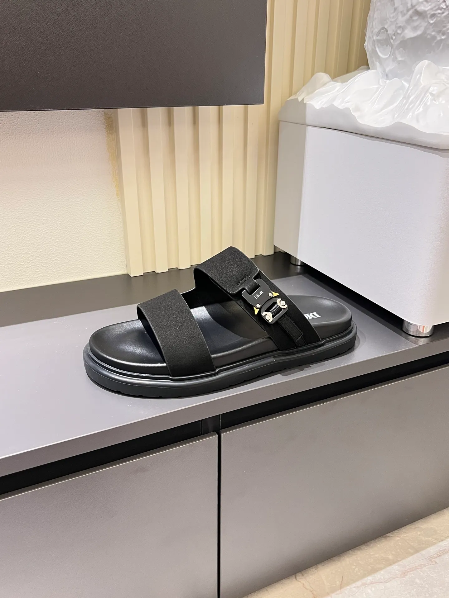 Men's Men's Shoes 💰p320 Dio* Men's Sandals Slippers. Showcasing Dior haute couture design. The Dior gray suede strap is accented with an aluminum Dior buckle for added style. Paired with a comfortable tonal notch sole, they pair easily with shorts or jeans for a sophisticated look. Main body: suede cow leather, technical fabric lining: cow leather, with adjustable straps, aluminum Dior buckle, Dior gray EVA insole, tonal notched rubber outsole splicing structure, size: 38-44 (customized at 45.46)